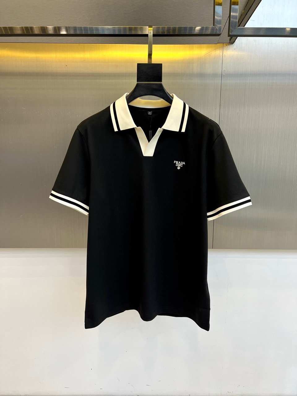 Prad普拉达、2026春夏新品短袖翻领Polo衫，以48%棉+39%聚酯纤维+5%亚麻+5%氨纶+3%