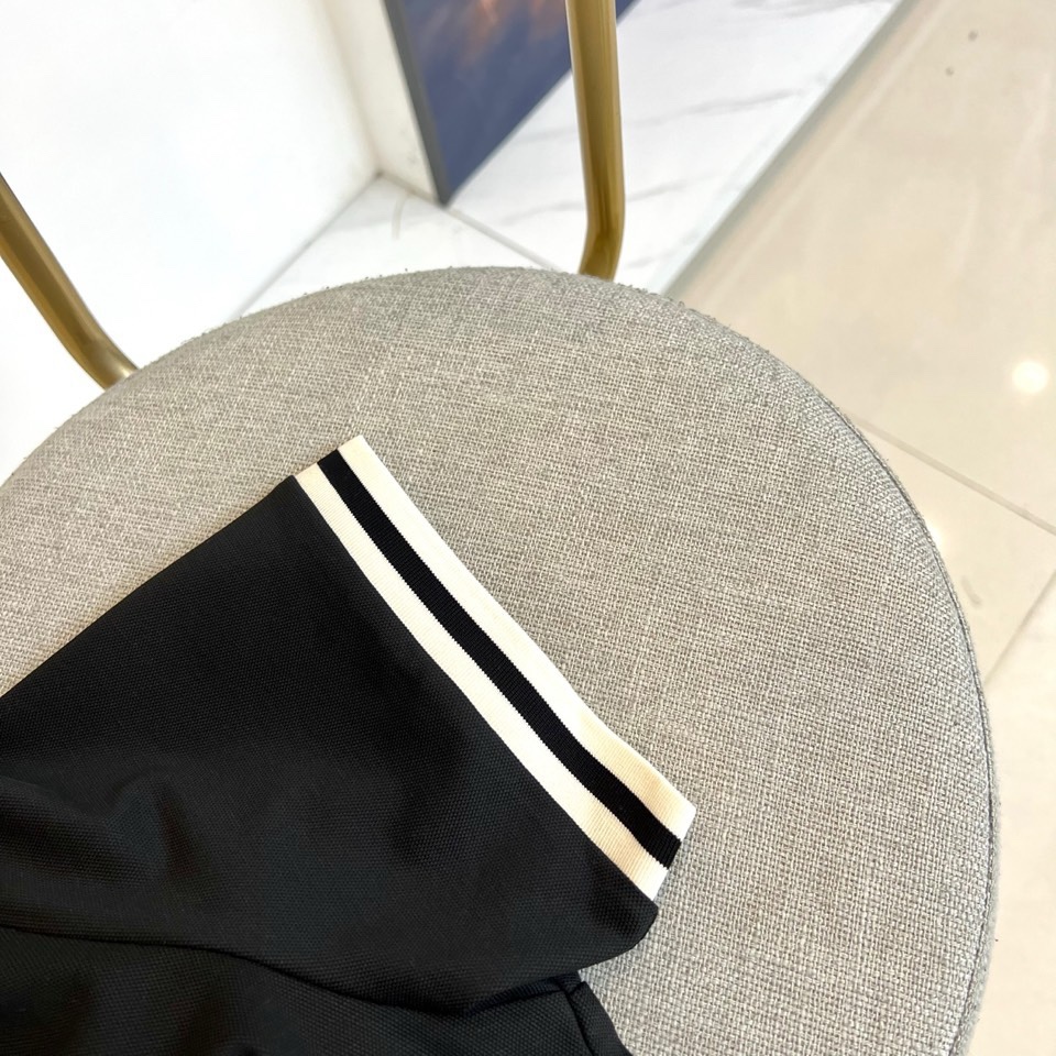 Prad普拉达、2026春夏新品短袖翻领Polo衫，以48%棉+39%聚酯纤维+5%亚麻+5%氨纶+3%