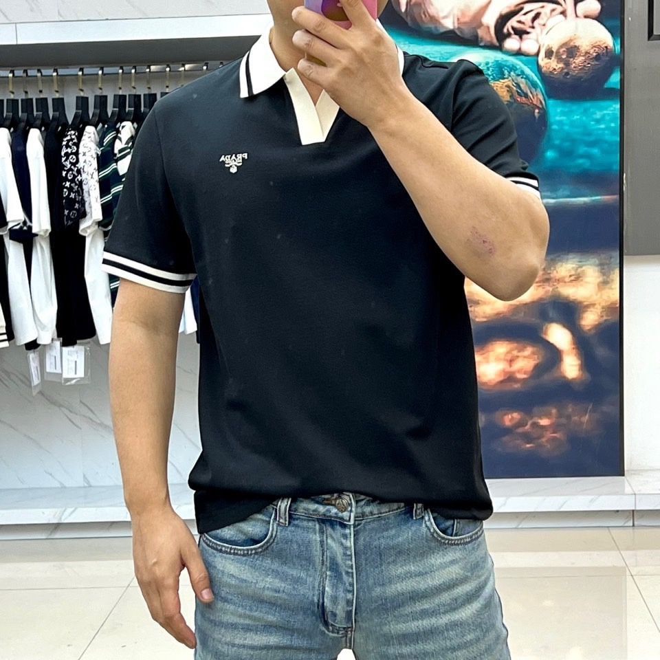 Prad普拉达、2026春夏新品短袖翻领Polo衫，以48%棉+39%聚酯纤维+5%亚麻+5%氨纶+3%
