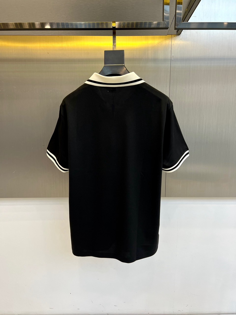 Prad普拉达、2026春夏新品短袖翻领Polo衫，以48%棉+39%聚酯纤维+5%亚麻+5%氨纶+3%