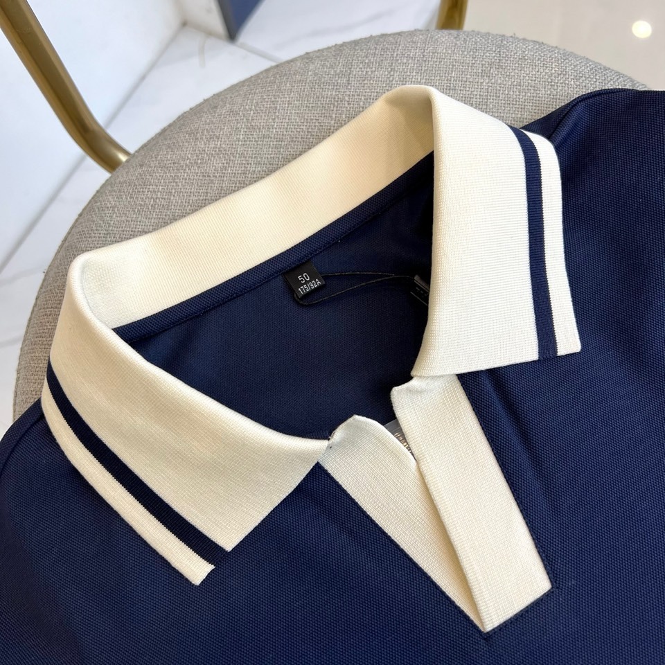 Prad普拉达、2026春夏新品短袖翻领Polo衫，以48%棉+39%聚酯纤维+5%亚麻+5%氨纶+3%