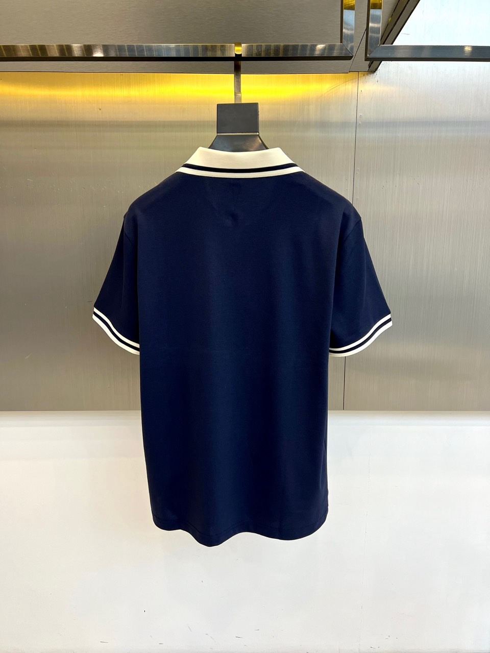 Prad普拉达、2026春夏新品短袖翻领Polo衫，以48%棉+39%聚酯纤维+5%亚麻+5%氨纶+3%