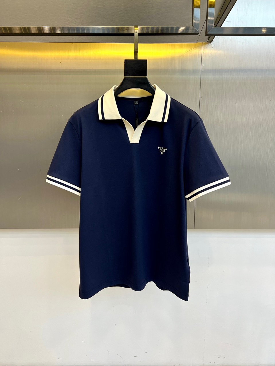 Prad普拉达、2026春夏新品短袖翻领Polo衫，以48%棉+39%聚酯纤维+5%亚麻+5%氨纶+3%