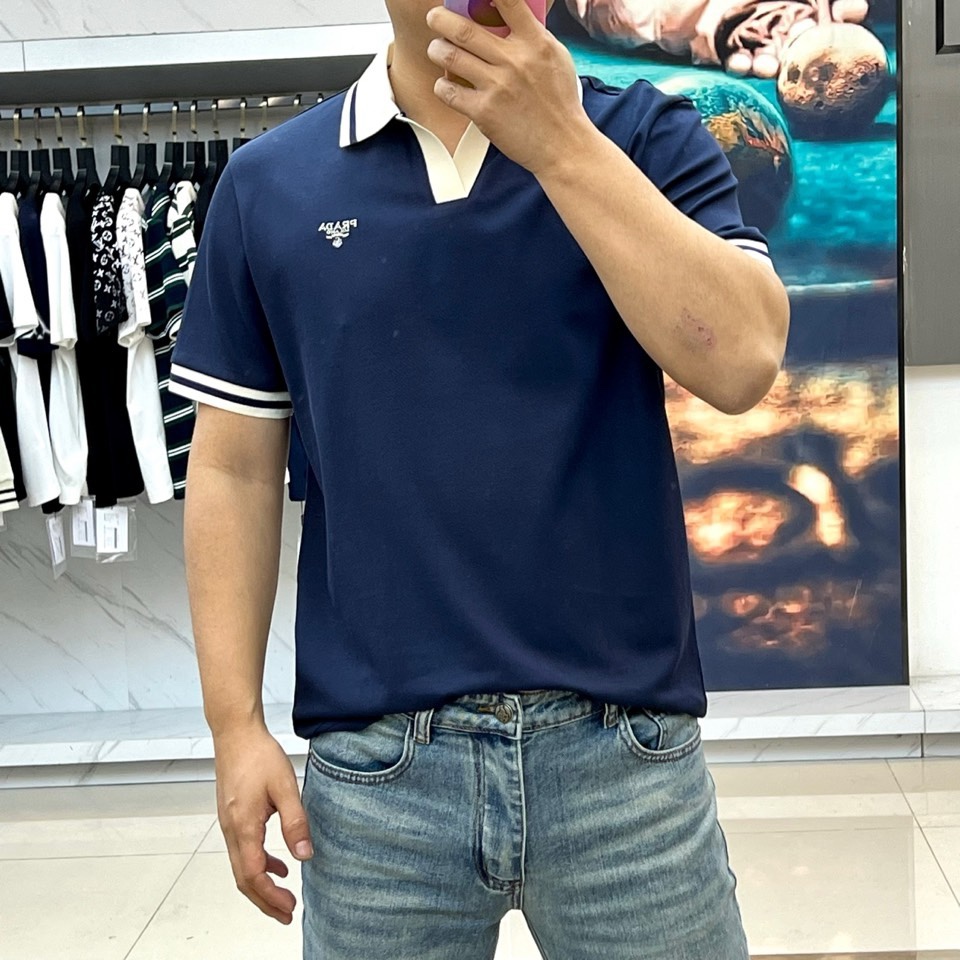 Prad普拉达、2026春夏新品短袖翻领Polo衫，以48%棉+39%聚酯纤维+5%亚麻+5%氨纶+3%