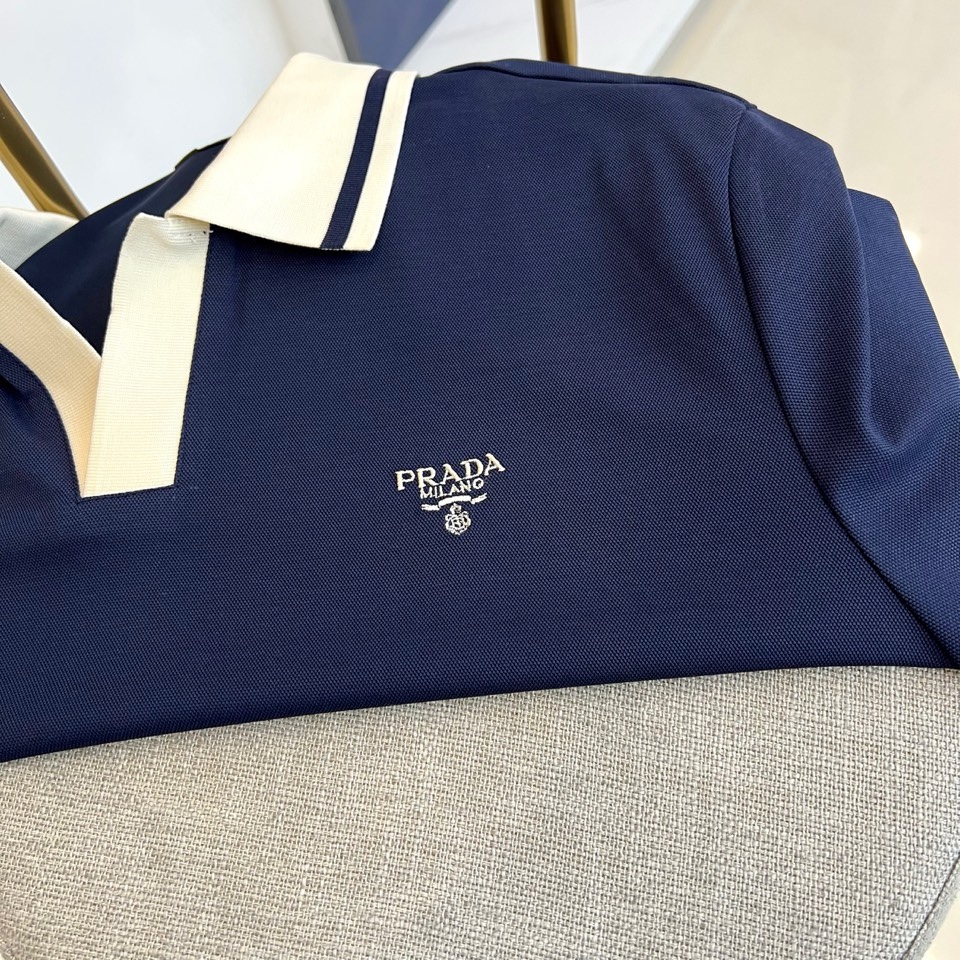 Prad普拉达、2026春夏新品短袖翻领Polo衫，以48%棉+39%聚酯纤维+5%亚麻+5%氨纶+3%