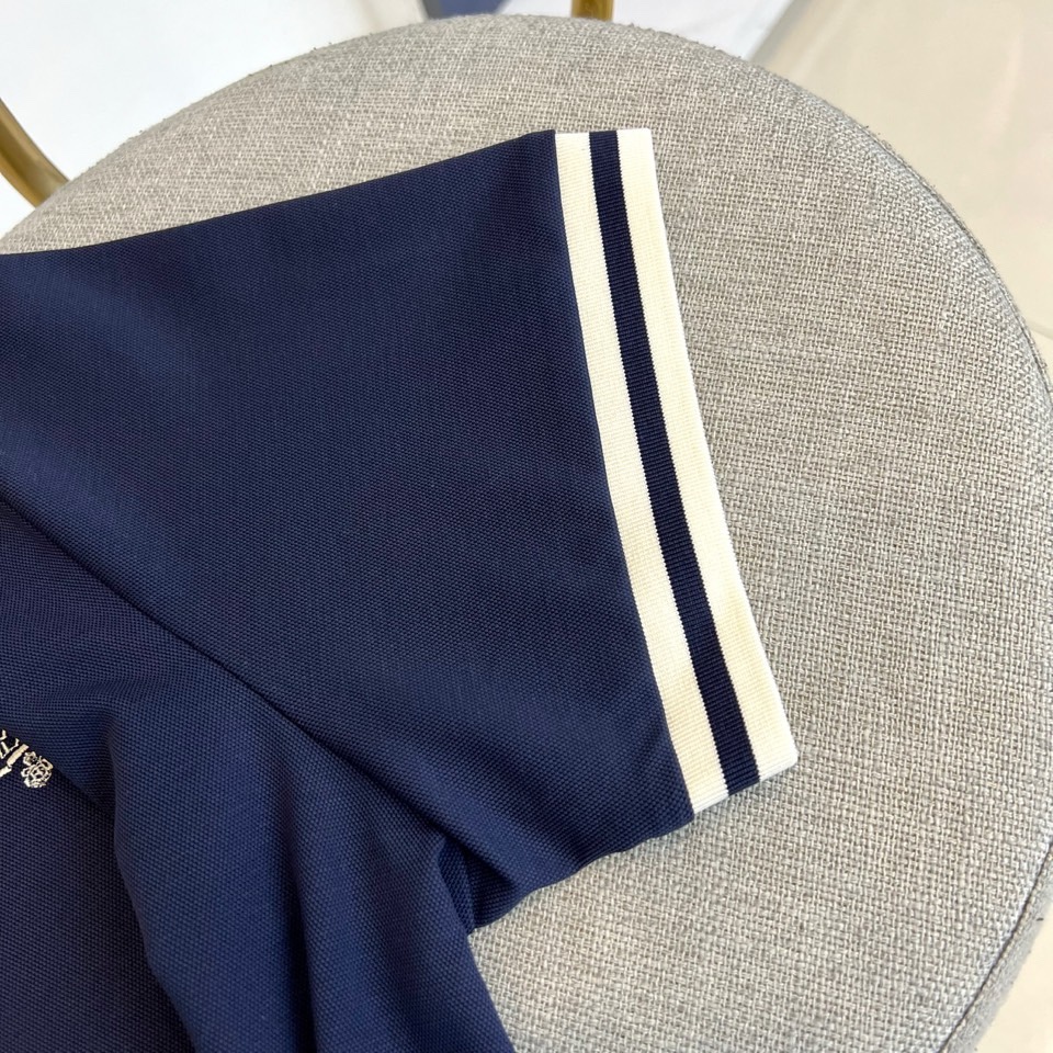 Prad普拉达、2026春夏新品短袖翻领Polo衫，以48%棉+39%聚酯纤维+5%亚麻+5%氨纶+3%