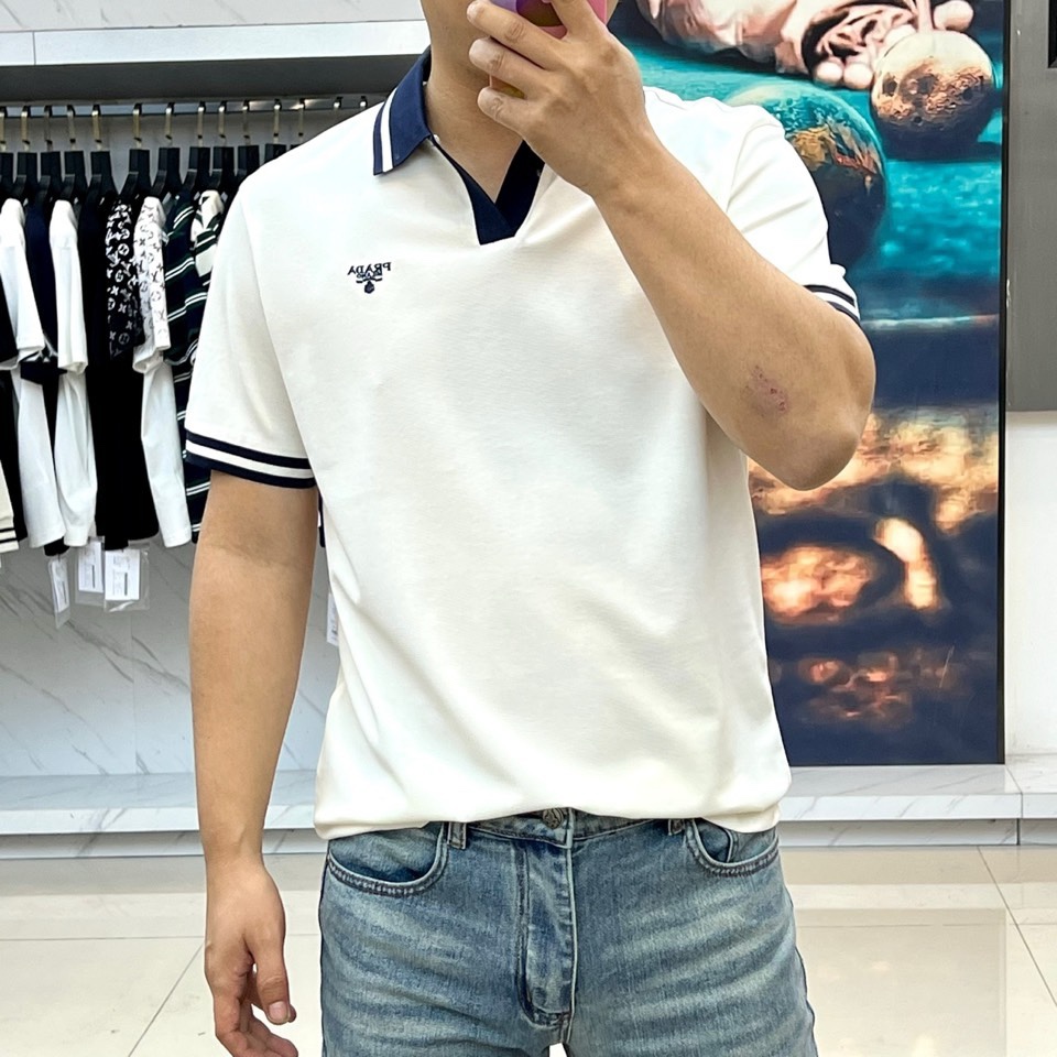 Prad普拉达、2026春夏新品短袖翻领Polo衫，以48%棉+39%聚酯纤维+5%亚麻+5%氨纶+3%