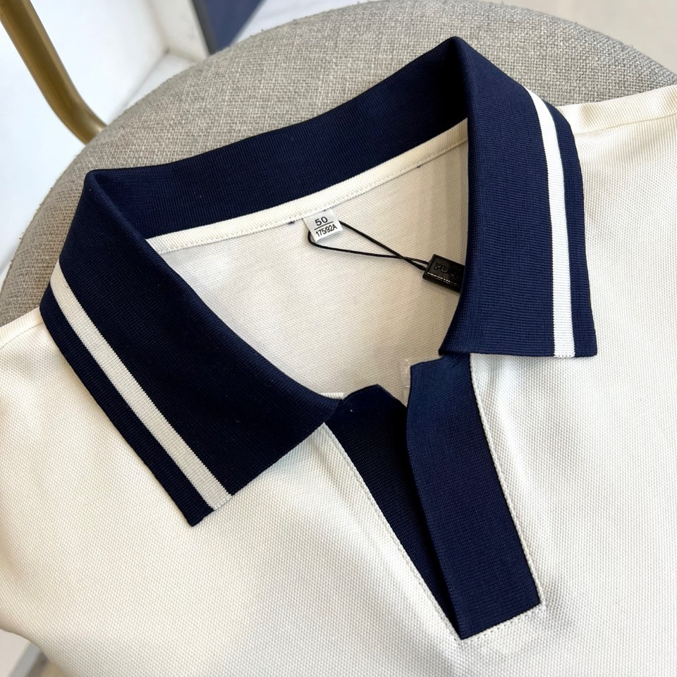 Prad普拉达、2026春夏新品短袖翻领Polo衫，以48%棉+39%聚酯纤维+5%亚麻+5%氨纶+3%