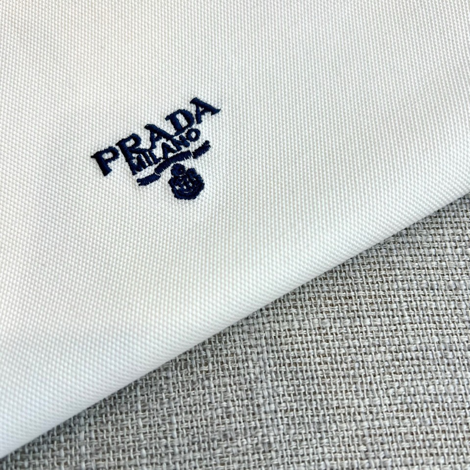 Prad普拉达、2026春夏新品短袖翻领Polo衫，以48%棉+39%聚酯纤维+5%亚麻+5%氨纶+3%
