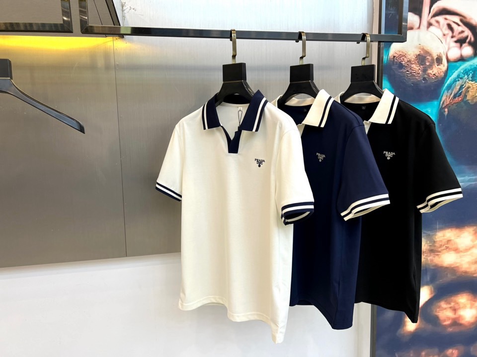 Prad普拉达、2026春夏新品短袖翻领Polo衫，以48%棉+39%聚酯纤维+5%亚麻+5%氨纶+3%