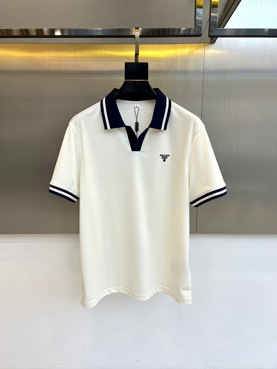 Prad普拉达、2026春夏新品短袖翻领Polo衫，以48%棉+39%聚酯纤维+5%亚麻+5%氨纶+3%