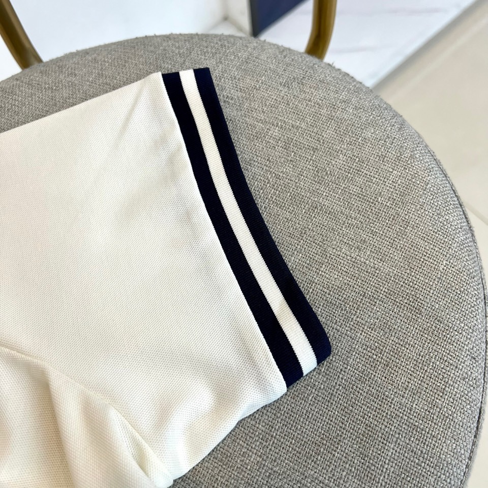 Prad普拉达、2026春夏新品短袖翻领Polo衫，以48%棉+39%聚酯纤维+5%亚麻+5%氨纶+3%