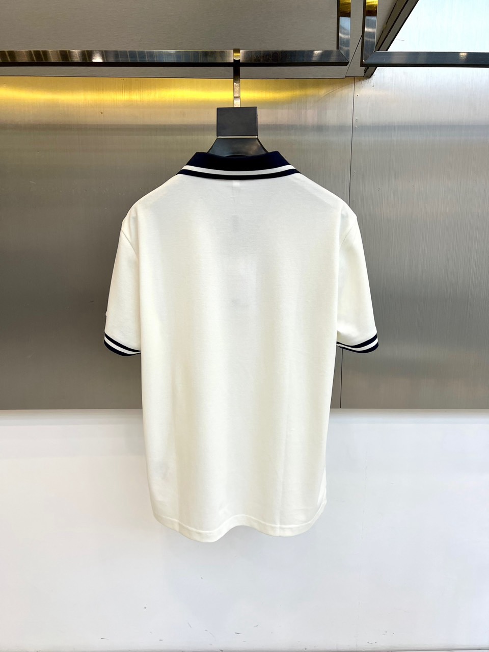 Prad普拉达、2026春夏新品短袖翻领Polo衫，以48%棉+39%聚酯纤维+5%亚麻+5%氨纶+3%