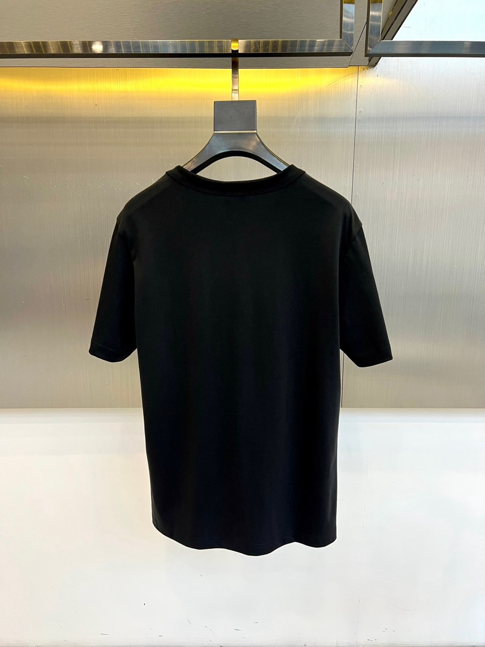 Dio迪奥、2026春夏新品T恤，以极简廓形诠释高级休闲风。经典圆领设计贴合颈部线条，短袖剪裁利落，宽松