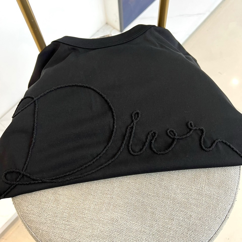 Dio迪奥、2026春夏新品T恤，以极简廓形诠释高级休闲风。经典圆领设计贴合颈部线条，短袖剪裁利落，宽松