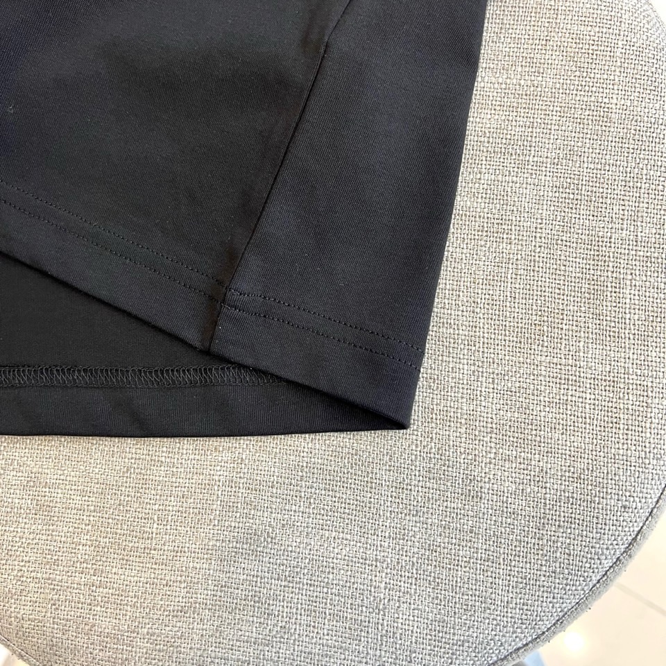 Dio迪奥、2026春夏新品T恤，以极简廓形诠释高级休闲风。经典圆领设计贴合颈部线条，短袖剪裁利落，宽松