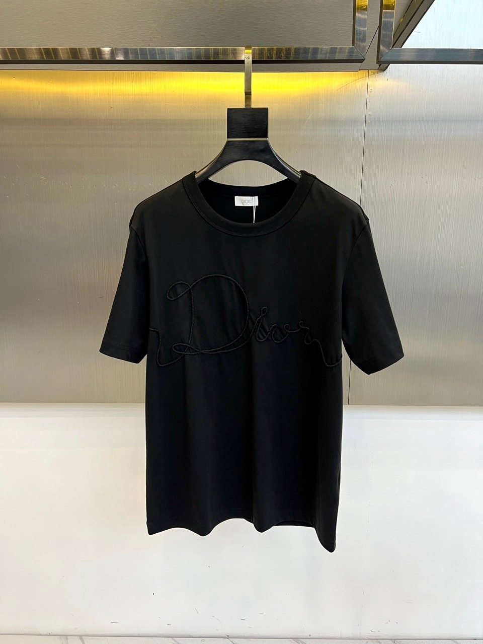 Dio迪奥、2026春夏新品T恤，以极简廓形诠释高级休闲风。经典圆领设计贴合颈部线条，短袖剪裁利落，宽松
