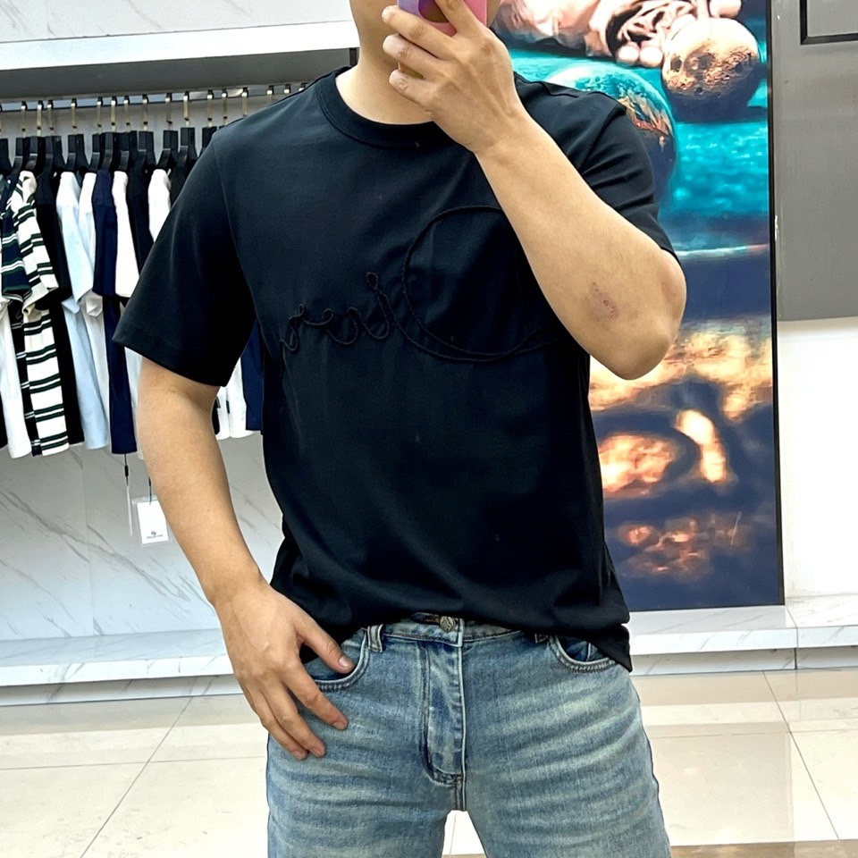 Dio迪奥、2026春夏新品T恤，以极简廓形诠释高级休闲风。经典圆领设计贴合颈部线条，短袖剪裁利落，宽松