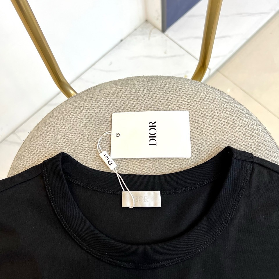 Dio迪奥、2026春夏新品T恤，以极简廓形诠释高级休闲风。经典圆领设计贴合颈部线条，短袖剪裁利落，宽松