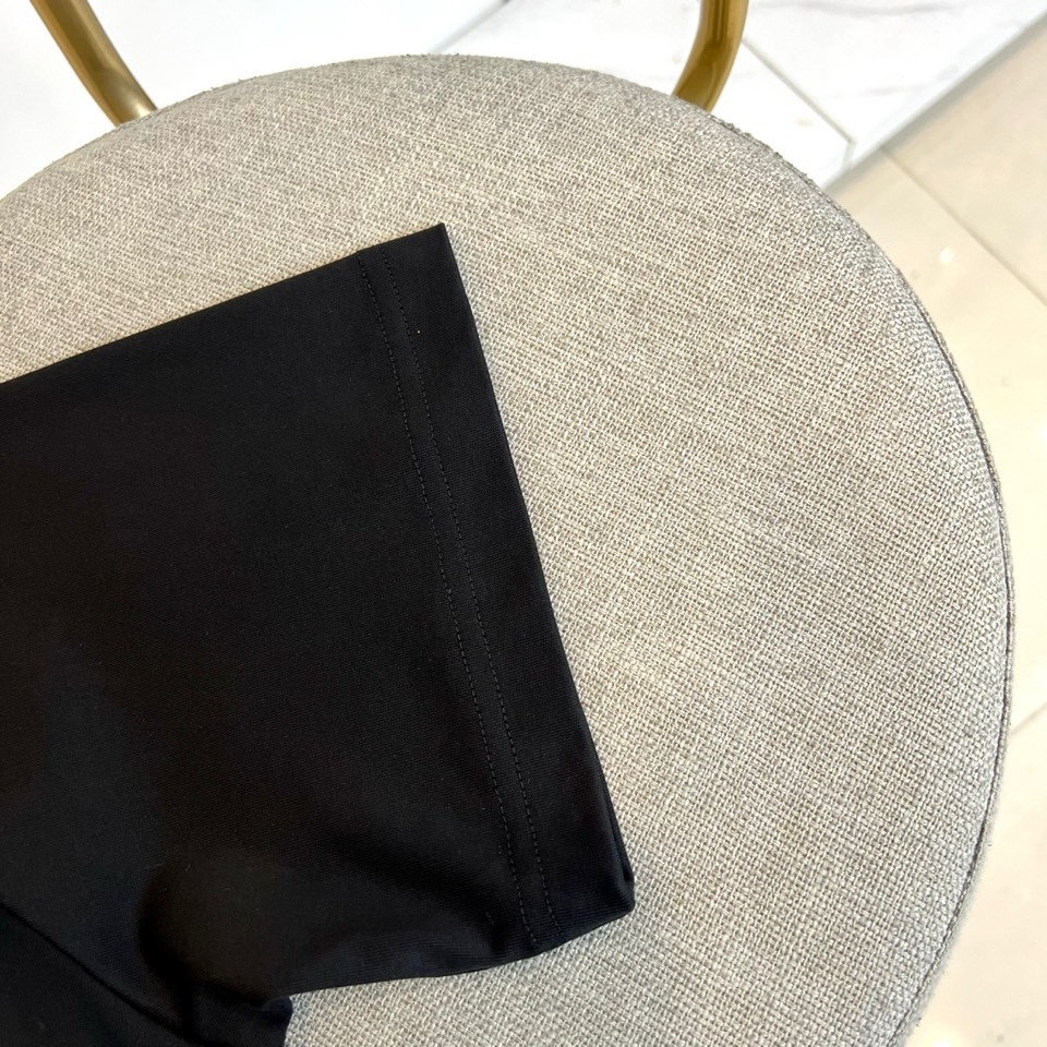 Dio迪奥、2026春夏新品T恤，以极简廓形诠释高级休闲风。经典圆领设计贴合颈部线条，短袖剪裁利落，宽松