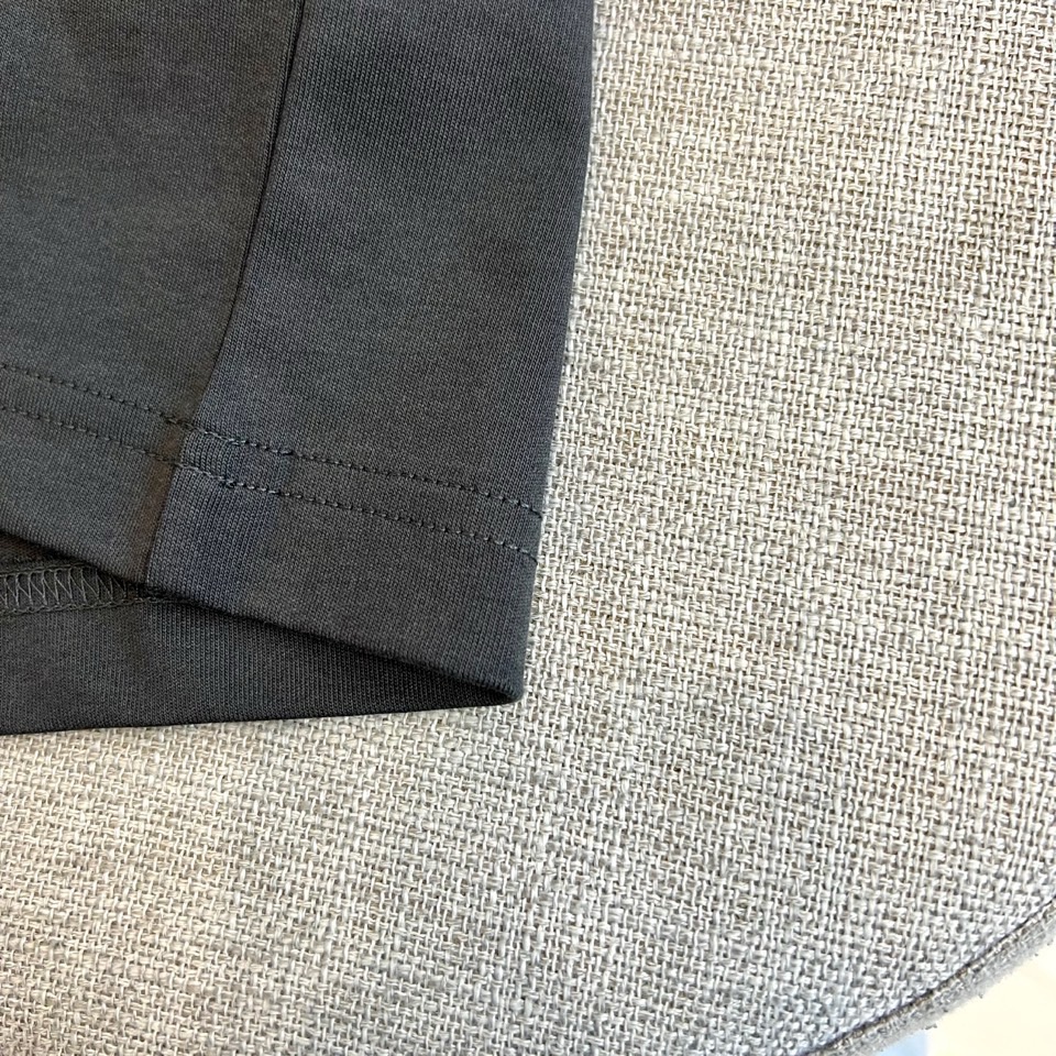 Dio迪奥、2026春夏新品T恤，以极简廓形诠释高级休闲风。经典圆领设计贴合颈部线条，短袖剪裁利落，宽松