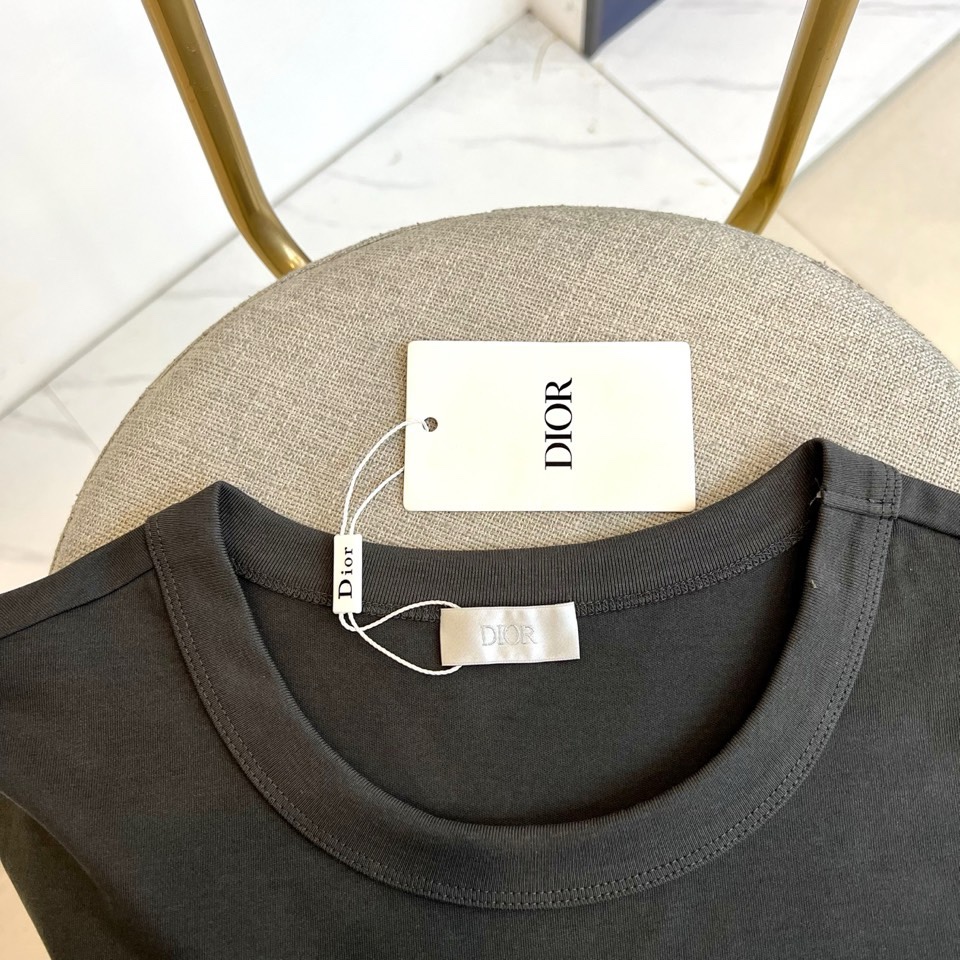 Dio迪奥、2026春夏新品T恤，以极简廓形诠释高级休闲风。经典圆领设计贴合颈部线条，短袖剪裁利落，宽松