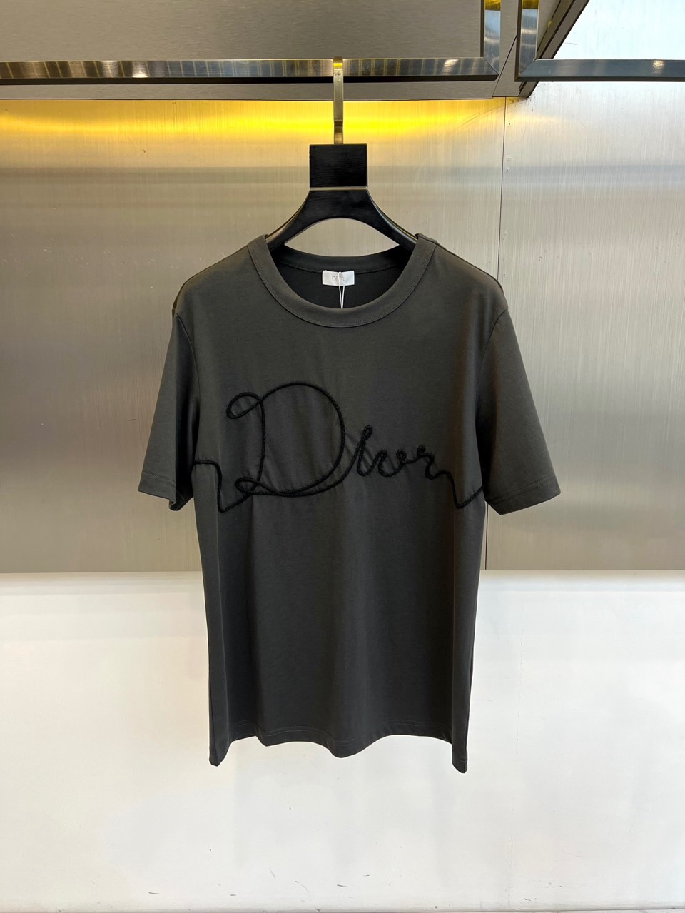 Dio迪奥、2026春夏新品T恤，以极简廓形诠释高级休闲风。经典圆领设计贴合颈部线条，短袖剪裁利落，宽松