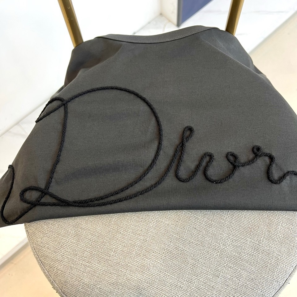 Dio迪奥、2026春夏新品T恤，以极简廓形诠释高级休闲风。经典圆领设计贴合颈部线条，短袖剪裁利落，宽松