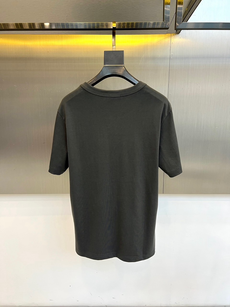 Dio迪奥、2026春夏新品T恤，以极简廓形诠释高级休闲风。经典圆领设计贴合颈部线条，短袖剪裁利落，宽松