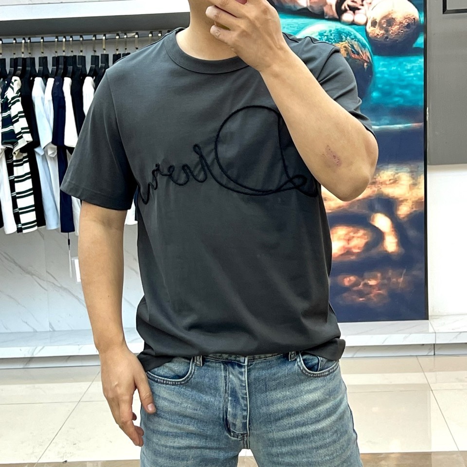 Dio迪奥、2026春夏新品T恤，以极简廓形诠释高级休闲风。经典圆领设计贴合颈部线条，短袖剪裁利落，宽松