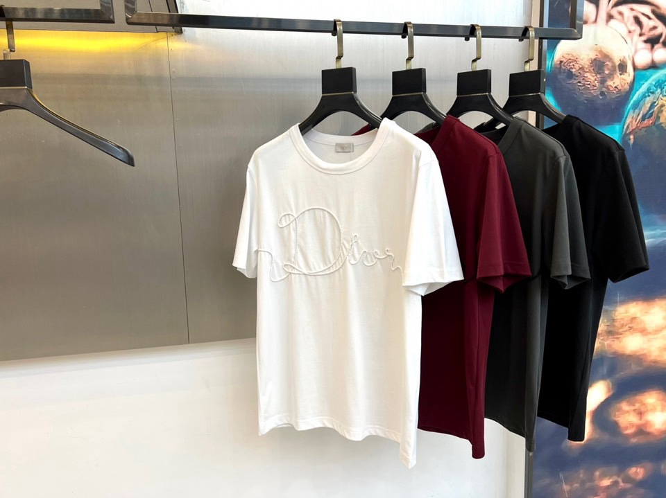 Dio迪奥、2026春夏新品T恤，以极简廓形诠释高级休闲风。经典圆领设计贴合颈部线条，短袖剪裁利落，宽松