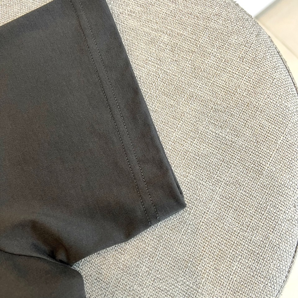 Dio迪奥、2026春夏新品T恤，以极简廓形诠释高级休闲风。经典圆领设计贴合颈部线条，短袖剪裁利落，宽松