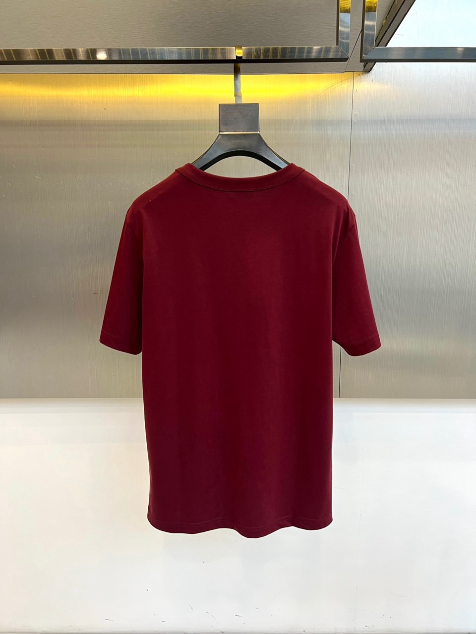 Dio迪奥、2026春夏新品T恤，以极简廓形诠释高级休闲风。经典圆领设计贴合颈部线条，短袖剪裁利落，宽松