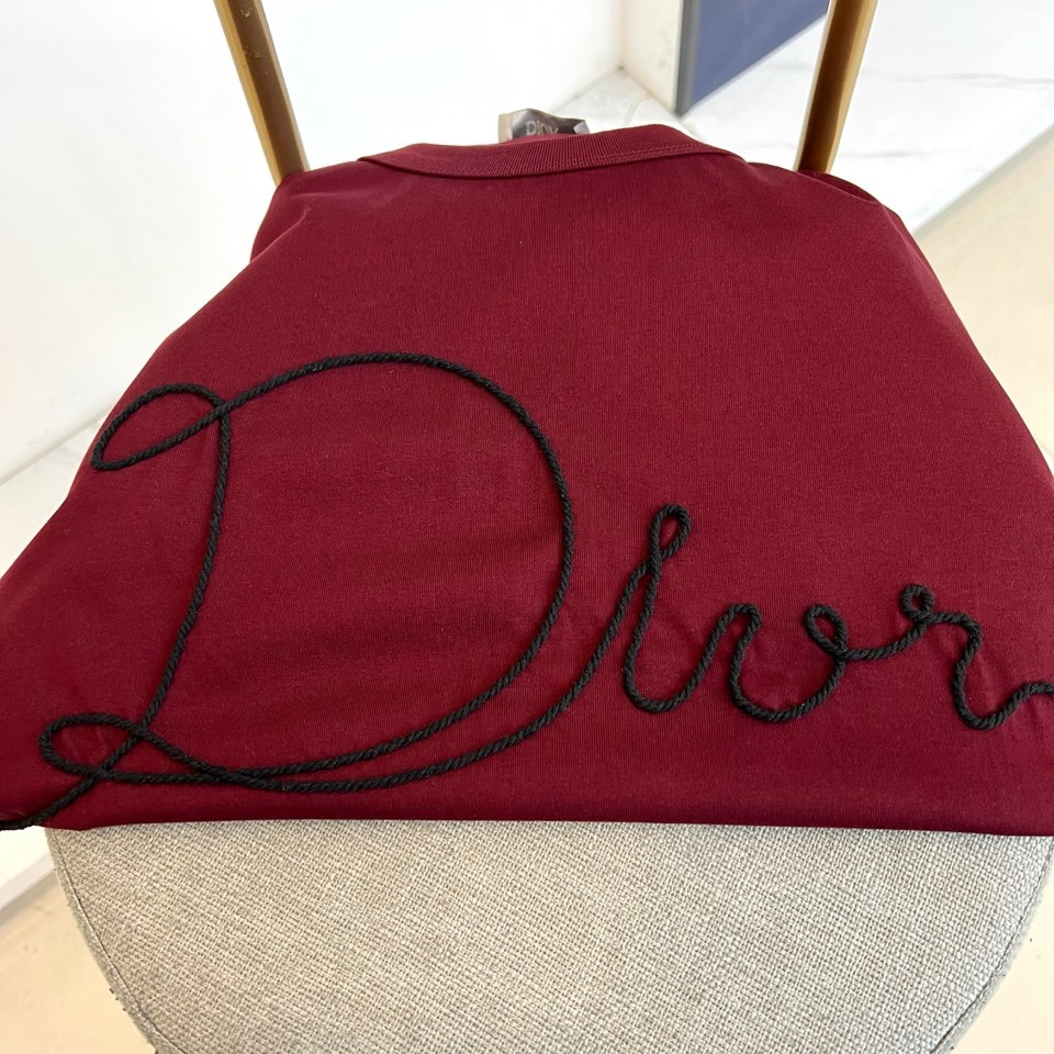 Dio迪奥、2026春夏新品T恤，以极简廓形诠释高级休闲风。经典圆领设计贴合颈部线条，短袖剪裁利落，宽松