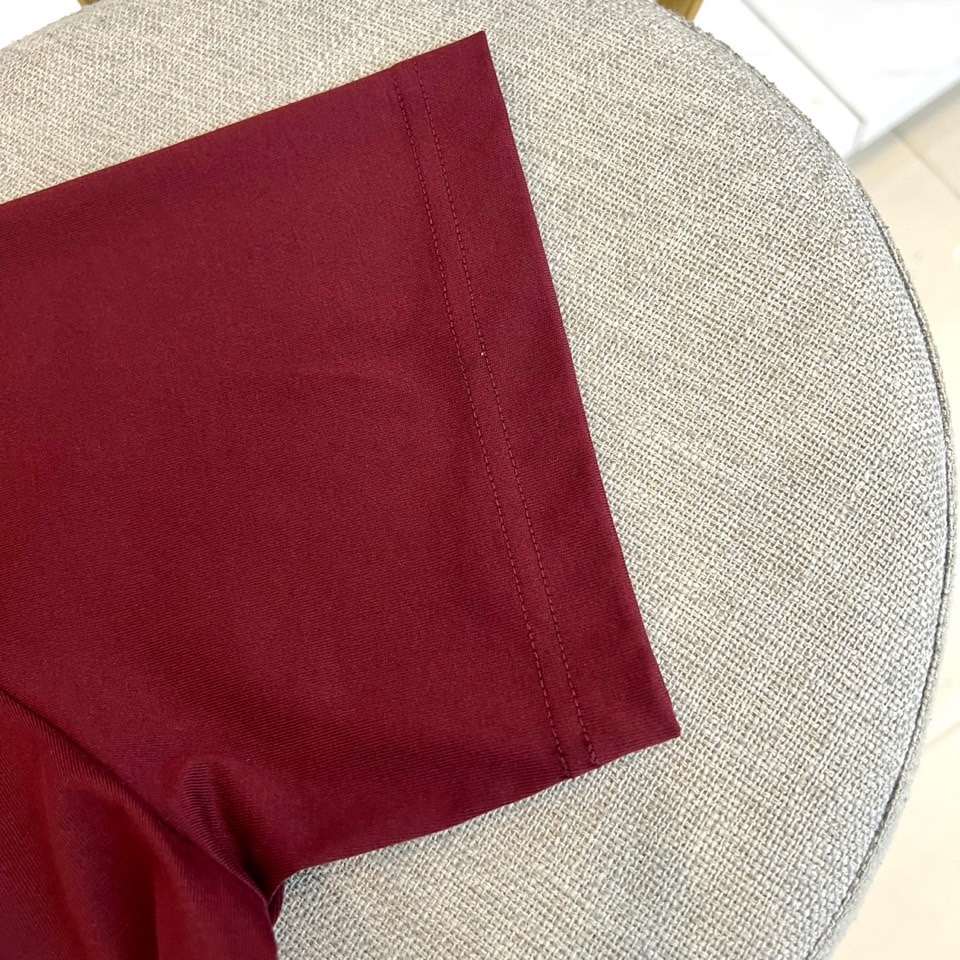 Dio迪奥、2026春夏新品T恤，以极简廓形诠释高级休闲风。经典圆领设计贴合颈部线条，短袖剪裁利落，宽松