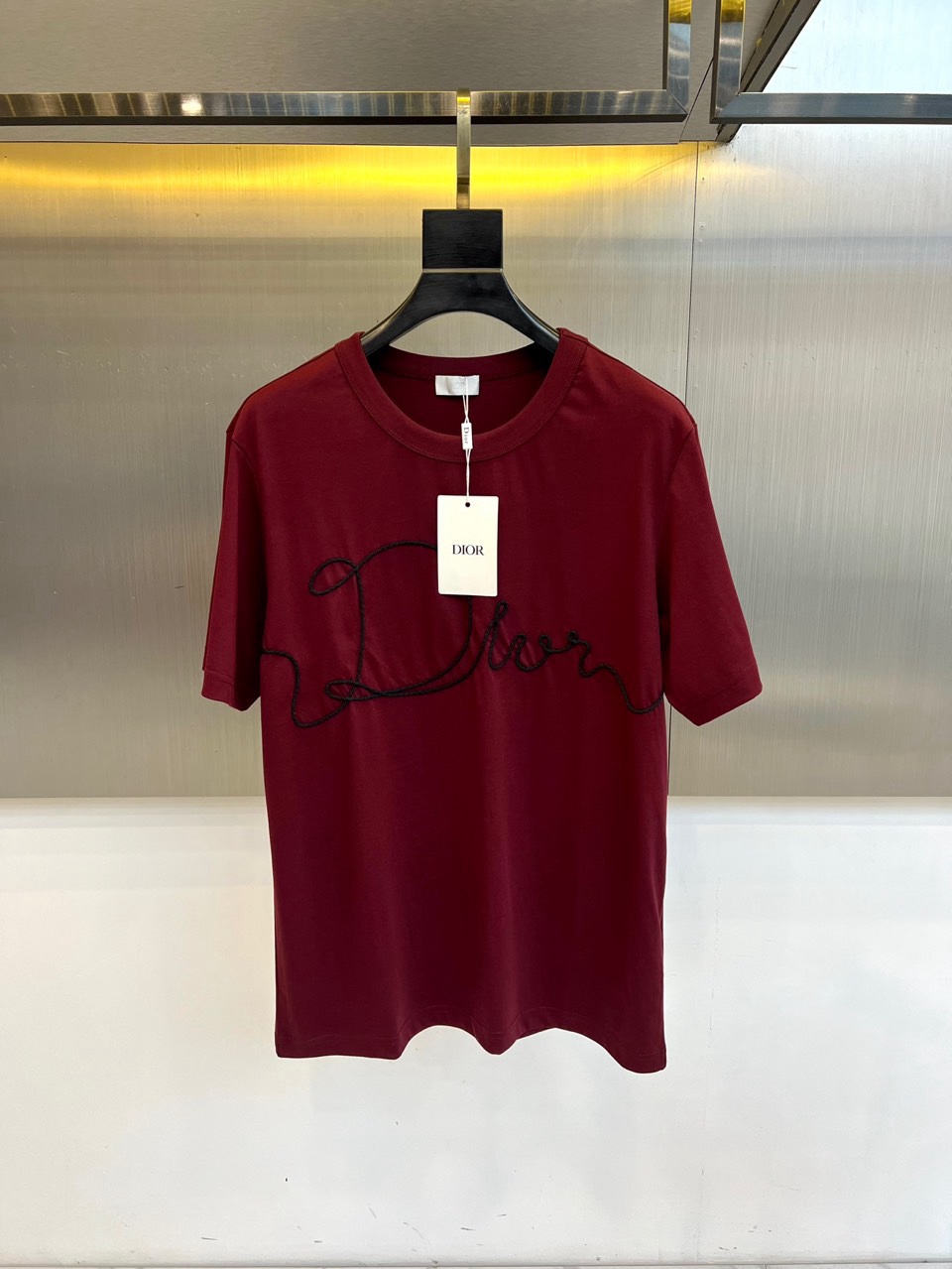 Dio迪奥、2026春夏新品T恤，以极简廓形诠释高级休闲风。经典圆领设计贴合颈部线条，短袖剪裁利落，宽松