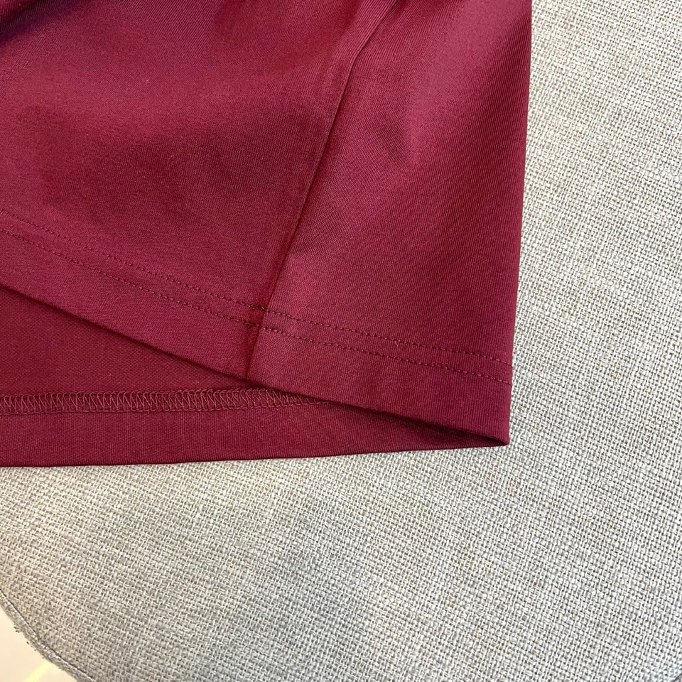 Dio迪奥、2026春夏新品T恤，以极简廓形诠释高级休闲风。经典圆领设计贴合颈部线条，短袖剪裁利落，宽松