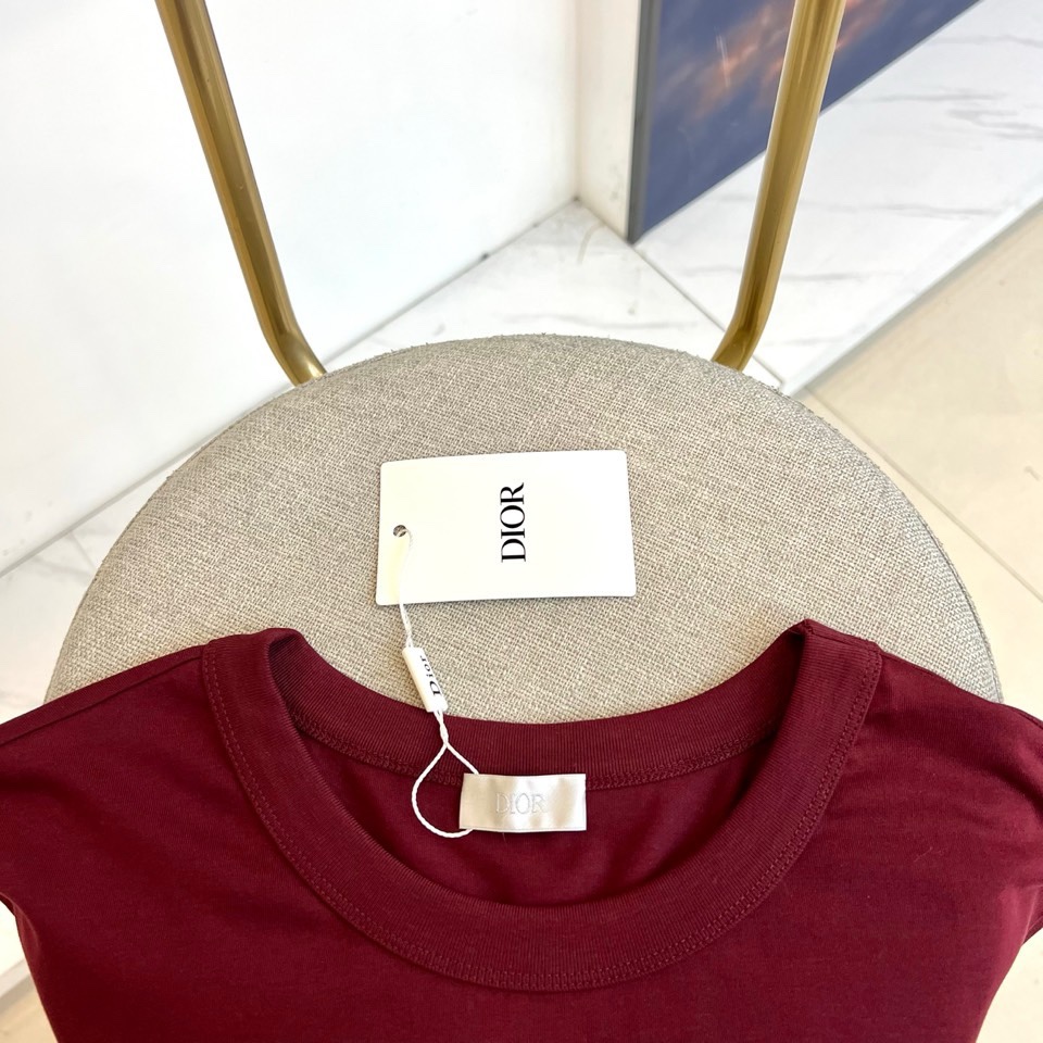 Dio迪奥、2026春夏新品T恤，以极简廓形诠释高级休闲风。经典圆领设计贴合颈部线条，短袖剪裁利落，宽松