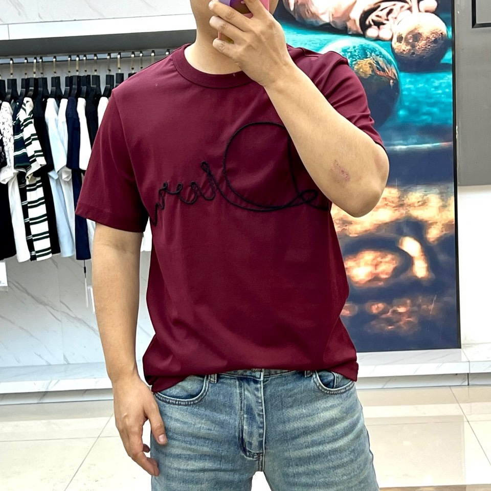 Dio迪奥、2026春夏新品T恤，以极简廓形诠释高级休闲风。经典圆领设计贴合颈部线条，短袖剪裁利落，宽松