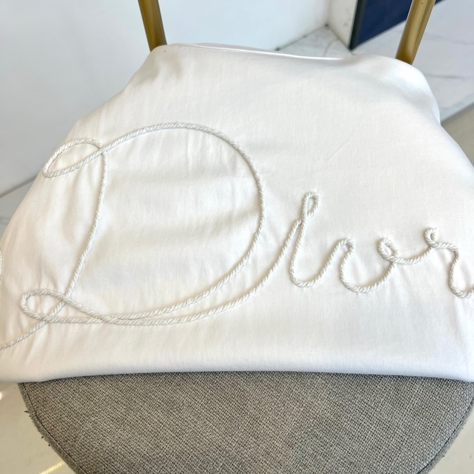 Dio迪奥、2026春夏新品T恤，以极简廓形诠释高级休闲风。经典圆领设计贴合颈部线条，短袖剪裁利落，宽松