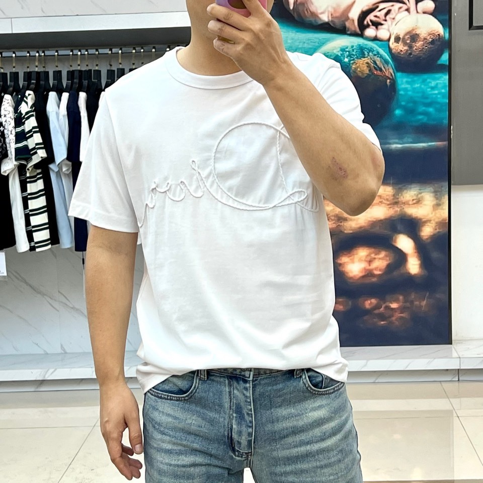 Dio迪奥、2026春夏新品T恤，以极简廓形诠释高级休闲风。经典圆领设计贴合颈部线条，短袖剪裁利落，宽松