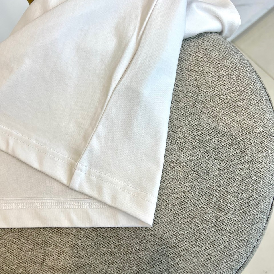 Dio迪奥、2026春夏新品T恤，以极简廓形诠释高级休闲风。经典圆领设计贴合颈部线条，短袖剪裁利落，宽松