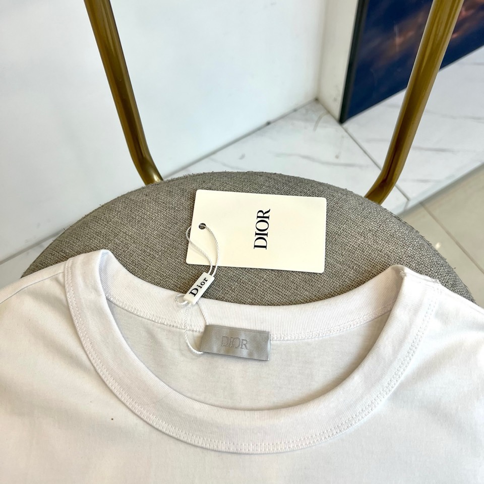 Dio迪奥、2026春夏新品T恤，以极简廓形诠释高级休闲风。经典圆领设计贴合颈部线条，短袖剪裁利落，宽松