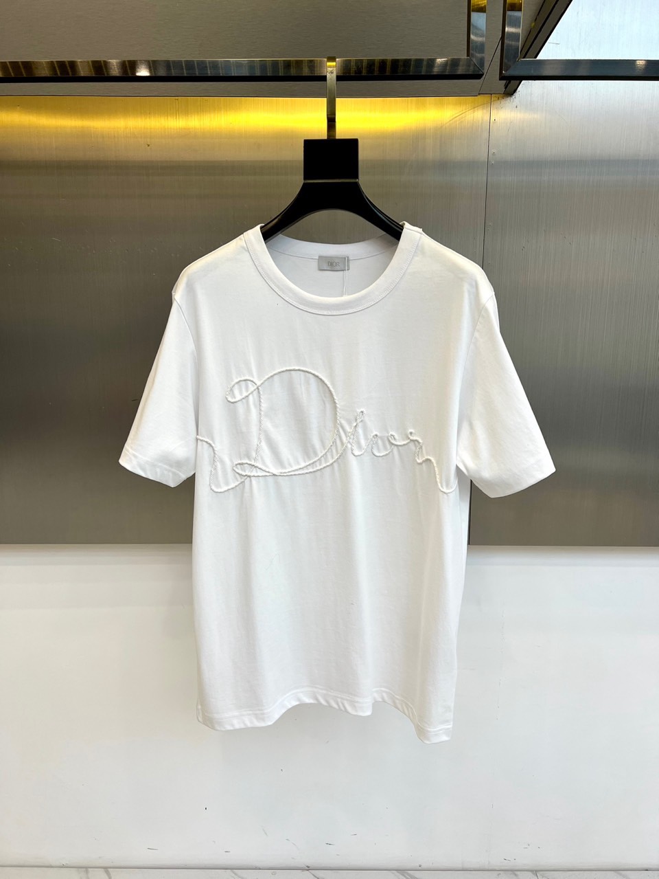 Dio迪奥、2026春夏新品T恤，以极简廓形诠释高级休闲风。经典圆领设计贴合颈部线条，短袖剪裁利落，宽松