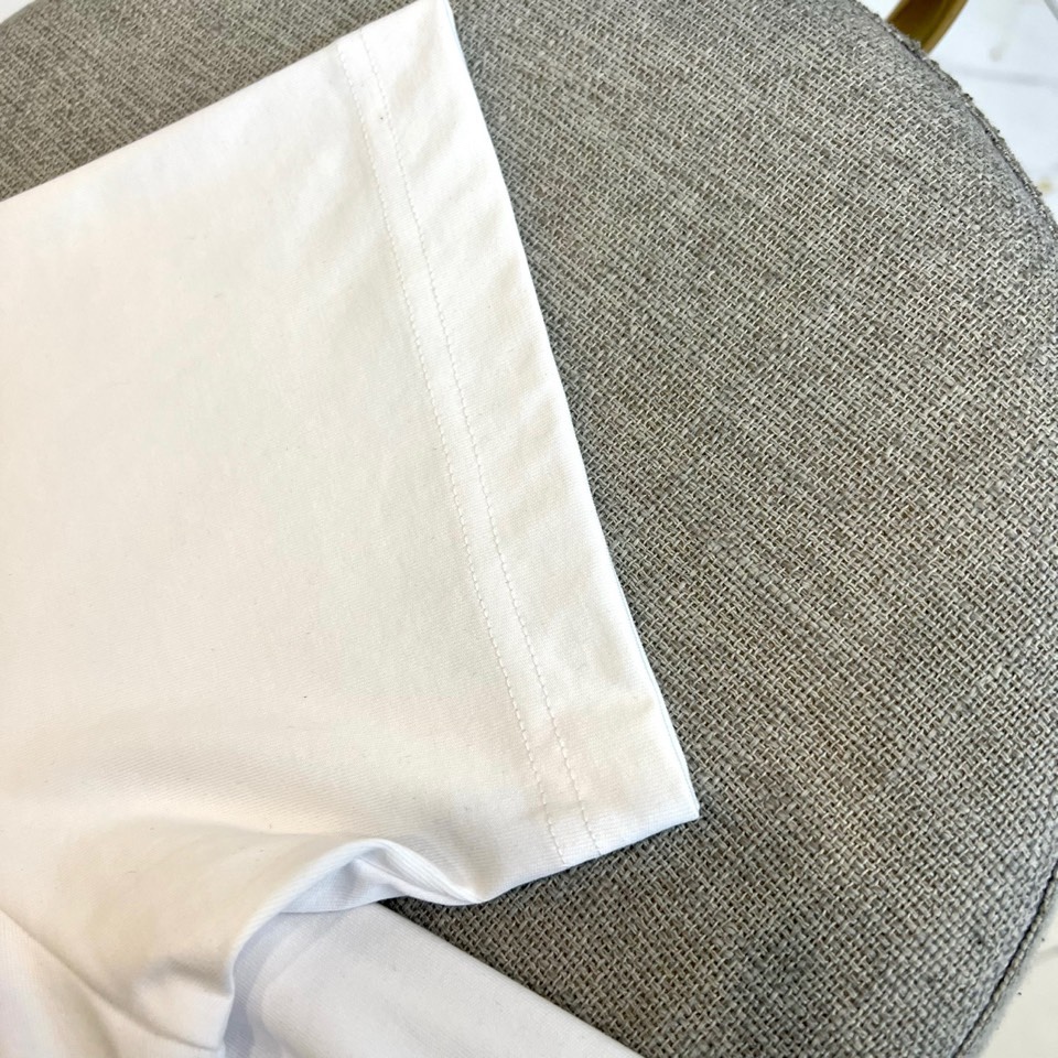 Dio迪奥、2026春夏新品T恤，以极简廓形诠释高级休闲风。经典圆领设计贴合颈部线条，短袖剪裁利落，宽松