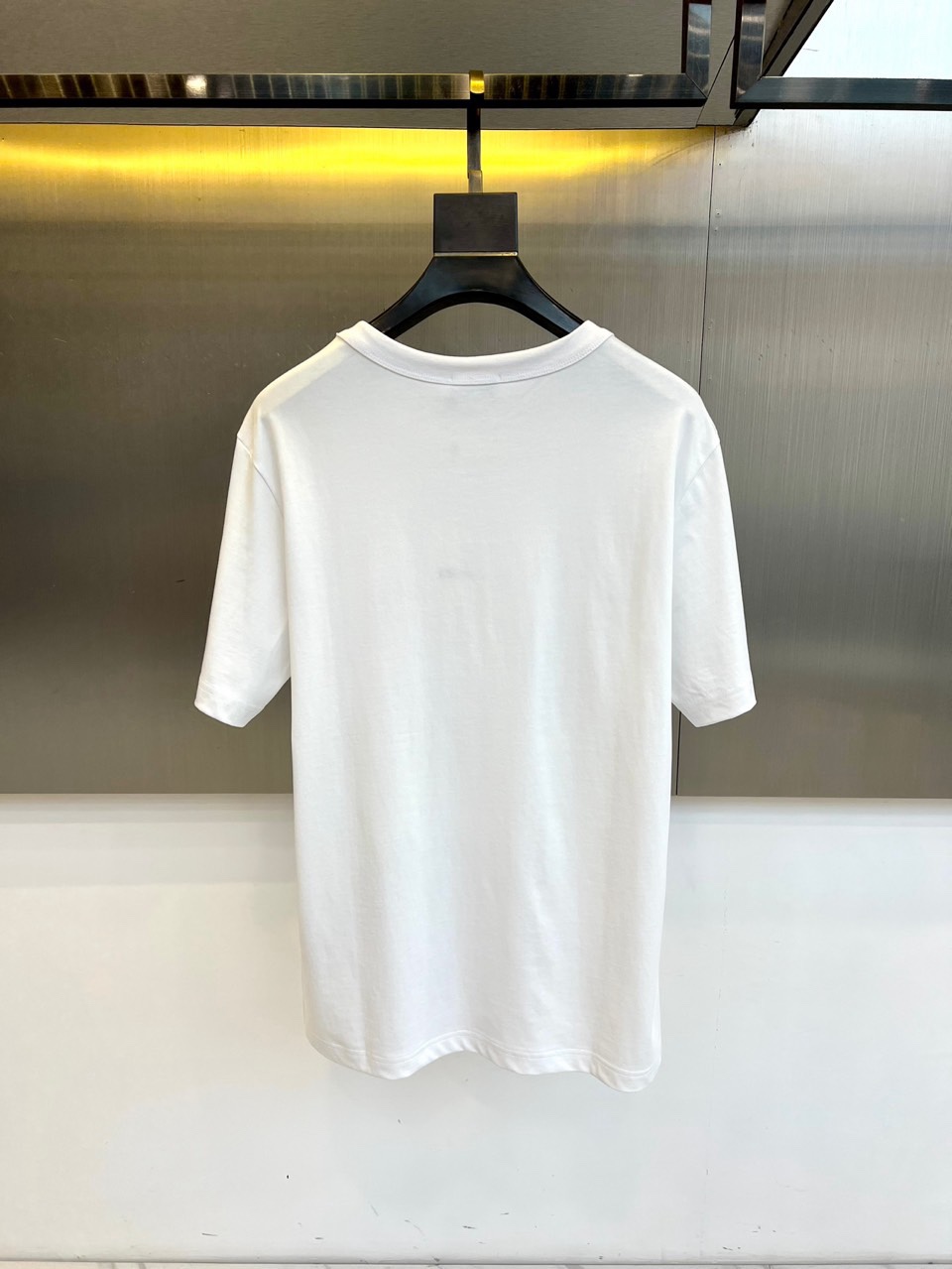 Dio迪奥、2026春夏新品T恤，以极简廓形诠释高级休闲风。经典圆领设计贴合颈部线条，短袖剪裁利落，宽松