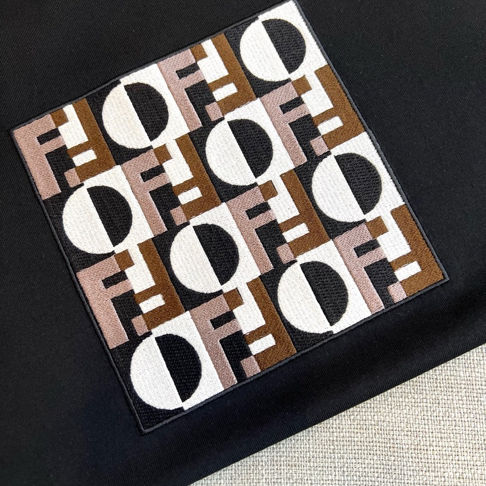 Fend芬迪、芬迪2026春夏新品T恤，官网同步发售。以经典圆领与利落短袖剪裁，诠释简约舒适的日常廓形。