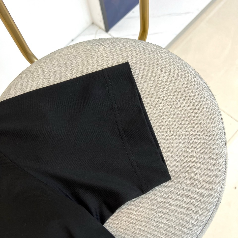 Fend芬迪、芬迪2026春夏新品T恤，官网同步发售。以经典圆领与利落短袖剪裁，诠释简约舒适的日常廓形。