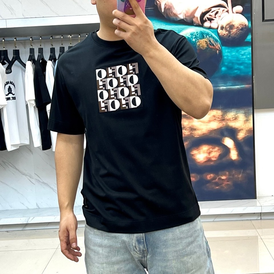 Fend芬迪、芬迪2026春夏新品T恤，官网同步发售。以经典圆领与利落短袖剪裁，诠释简约舒适的日常廓形。