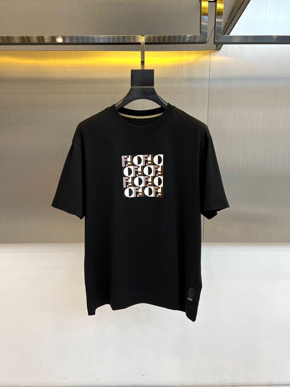 Fend芬迪、芬迪2026春夏新品T恤，官网同步发售。以经典圆领与利落短袖剪裁，诠释简约舒适的日常廓形。